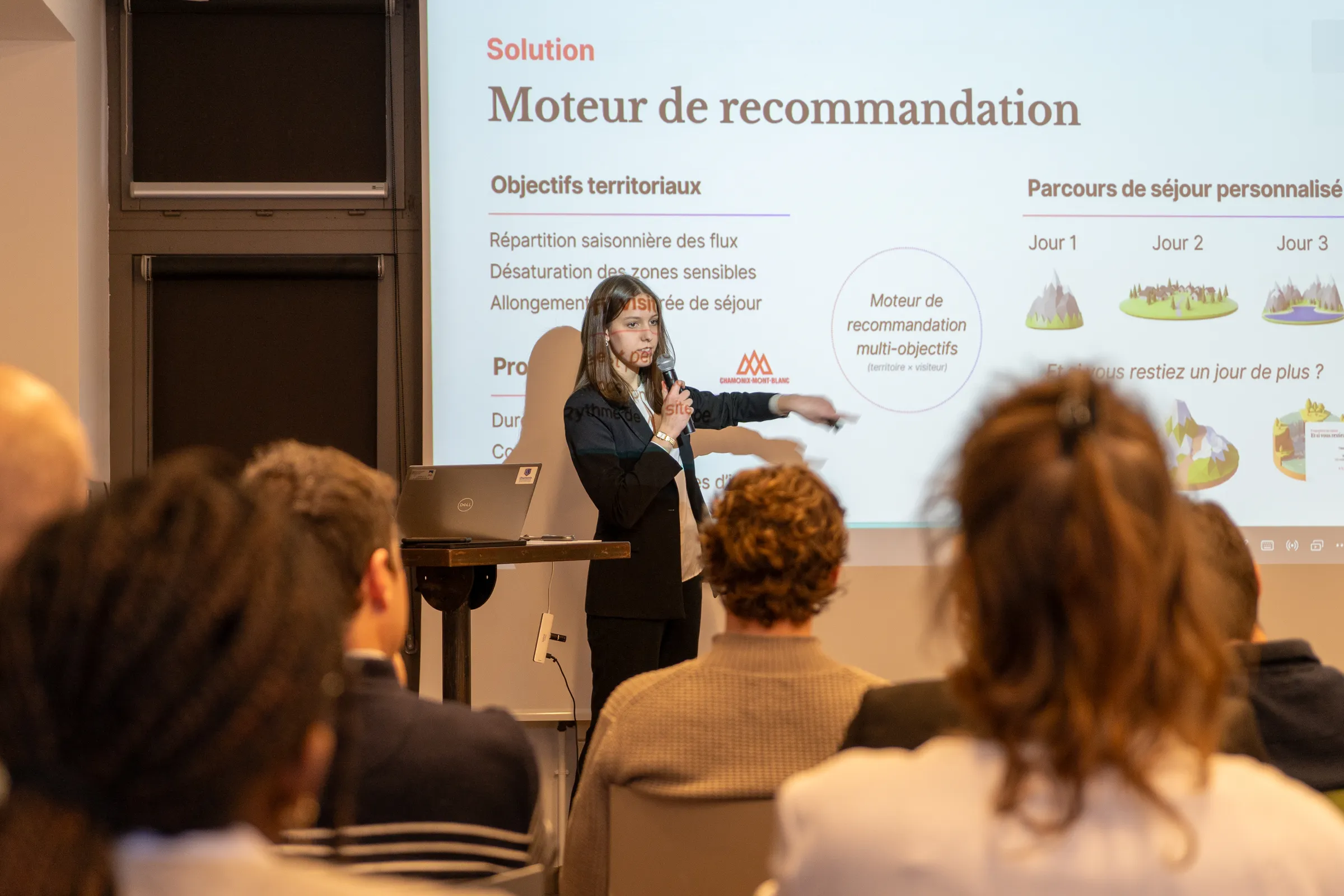 Sarah Anjou présente Terria devant le jury, micro en main